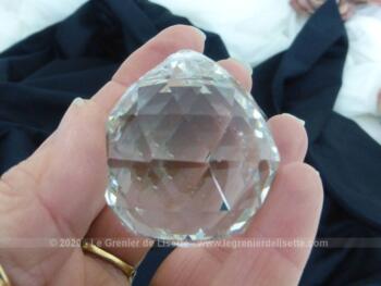 Voici une grosse pampille ronde à facette avec le fond légèrement plat et le haut en petit dôme en cristal de 4 cm de diamètre.