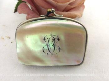 Ancien petit porte monnaie en nacre, gravé des monogrammes JC avec 3 compartiments en tissus chamoisine beige, souvenir de communion.