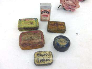 Voici un lot de 6 anciennes petites boites de médicaments en fer sérigraphiées comprenant Le Rénïol, Le Mucinum, Cachou Tissot, Blackoids Brown, Vaseline Argiline et Scillitrine . Frais de port offerts