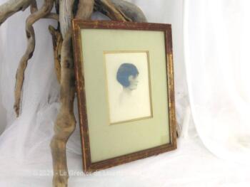 Cadre en bois avec passe-partout et photo d'un portrait d'une femme des années 20 à suspendre de 21 x 16.5 x 1 cm.