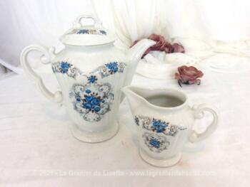 Sortis des Manufactures Orchies Moulin des Loups Hamage, voici le modèle Sévigné avec une cafetière verseuse et son pot à lait ou à crème, décorés de fleurs bleues