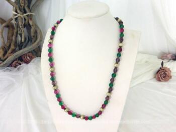 Voici un ancien long collier sautoir de 73 cm sautoir en perles de verre de 4 couleurs différentes et pouvant se porter de multiples façons.