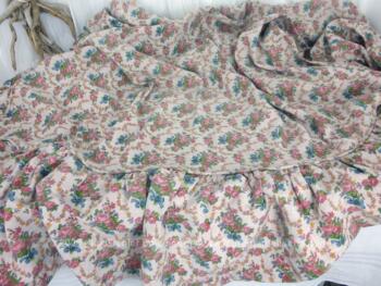 Ancien couvre-lit des années 60/70 pour lit de 120 x 180 cm en tissus épais sur fond grisâtre avec le modèle "Marignane" avec décor provençal aux fleurs roses, tendance shabby et vintage.