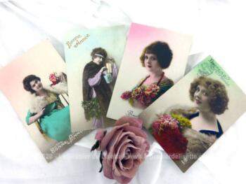 Voici quatre anciennes cartes postales colorisées représentant des portraits de femmes souhaitant la "Bonne Année" datées de 1922, 1924 et 1926.