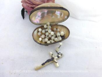 Ancien gros oeuf en nacre qui daterait du XIX°, époque Napoléon III, en super bon état avec son système de fermeture en laiton avec à l'intérieur un petit chapelet plus récent aussi en nacre.