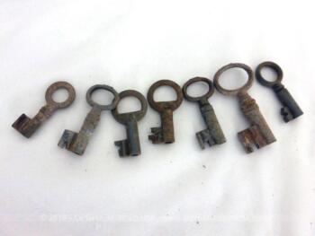 Voici un lot de 7 très petites clefs anciennes d'environ 3 cm de long, toutes recouvertes d'une belle patine du temps passé.