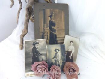 Datant de la fin du XIX° ou tout début XX°, voici un lot composé de 4 superbes photos anciennes de femme sur pieds en habits d'époque