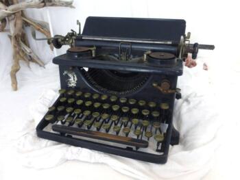 Ancienne machine à écrire vintage de la marque MAP, de taille standard, elle sera facile à mettre en exposition.