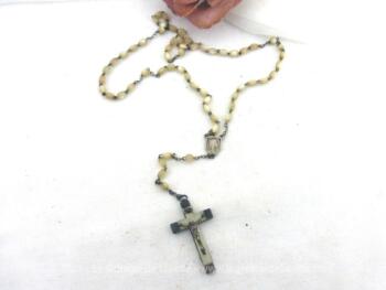 Ancien chapelet de 38 cm de long avec de fines perles ovoïdes en nacre puis une médaille en argent et se terminant par une superbe croix laiton et nacre supportant un Christ en argent.