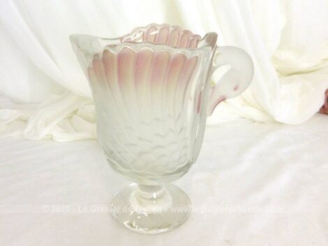 Voici un vase en verre en forme de cygne, avec les ailes en verre poli et rosé et dont la tête sert de anse.
