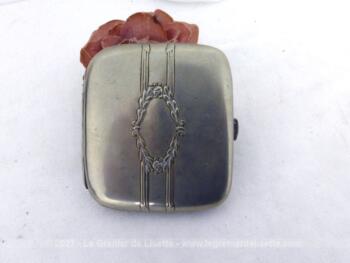 Très vintage, cet ancien étui à cigarettes en métal argenté avec ses dessins d'arabesques et de roses pour en former un écusson.