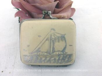 Ancien petit porte monnaie en bakélite écrue, souvenir d'un port avec la gravure d'un grand voilier et comportant 3 compartiments.