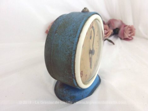 Ancien petit réveil mécanique à la forme ronde en métal laqué bleu de la marque SMI.
