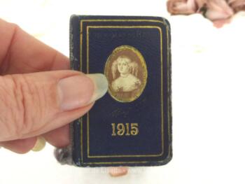 Ancien très mini almanach 1915 avec en couverture un écusson de "La Marquise de Sévigné". Cadeau publicitaire des Chocolats de Royat.