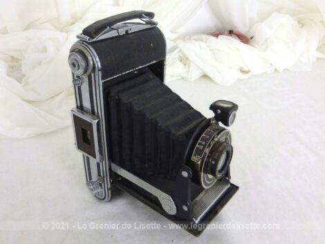 Voici un ancien appareil photo à soufflets de la marque Kodak et sa sacoche en cuir.