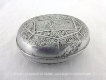 Voici un ancienne boite à savon en fer blanc avec de belles décorationsde fleurs et volutes en relief, prévue pour un savon Cadum.