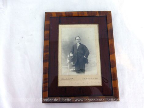 Sur 26 x20.5 x 1.2 cm, voici un cadre en bois avec un passe-partout en verre et la photo d'un bel homme posant dans les années 20. A poser.