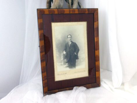 Sur 26 x20.5 x 1.2 cm, voici un cadre en bois avec un passe-partout en verre et la photo d'un bel homme posant dans les années 20. A poser.