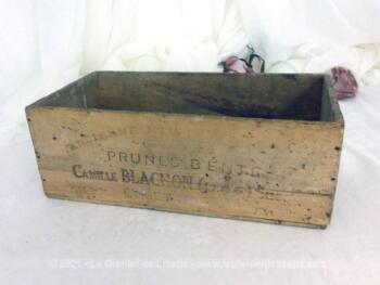 Voici un ancien petit caisson en bois de 11.5 x 32 x 16 cm portant les mentions Prunes d'Ente de Camille Blachon à Eymet et bien patiné par le temps.