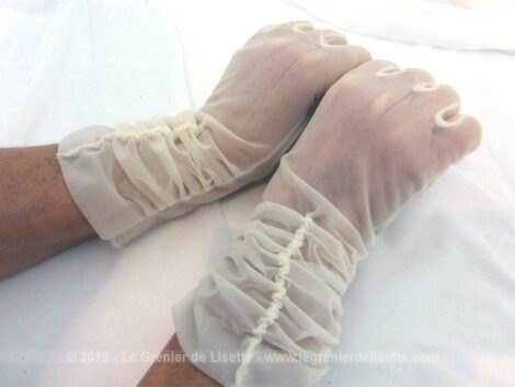Anciens gants mi-longs en nylon écru avec fronces au poignet et datant des années 60 pour une taille 6 ou 6/2 maximum.