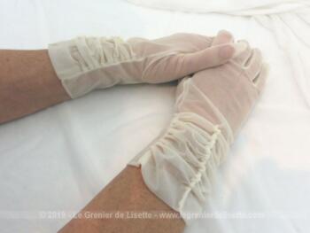 Anciens gants mi-longs en nylon écru avec fronces au poignet et datant des années 60 pour une taille 6 ou 6/2 maximum.