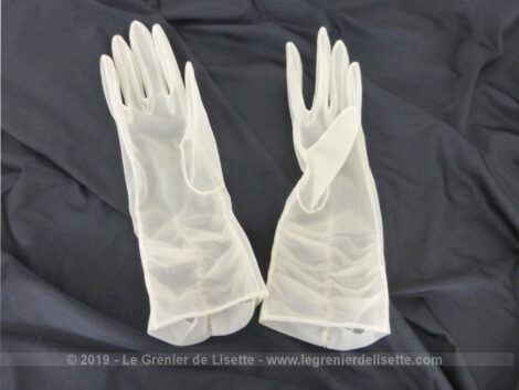 Anciens gants mi-longs en nylon écru avec fronces au poignet et datant des années 60 pour une taille 6 ou 6/2 maximum.