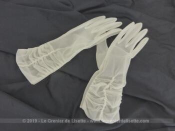 Anciens gants mi-longs en nylon écru avec fronces au poignet et datant des années 60 pour une taille 6 ou 6/2 maximum.