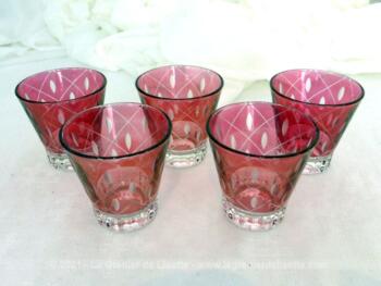 Voici cinq anciens petits verres à liqueur en verre rouge avec gravures en forme de losange et mesurant 5 cm de haut.