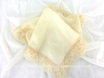 Fait main, voici un ancien mouchoir de mariée de 30 x 28 cm en soie beige bordé d'une sublime dentelle brodée en fil de soie d'une guirlande de volutes.