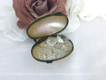 Voici un mini et ancien oeuf en nacre qui daterait du XIX°, époque Napoleon III et rempli de pampilles en verre forme diamant.