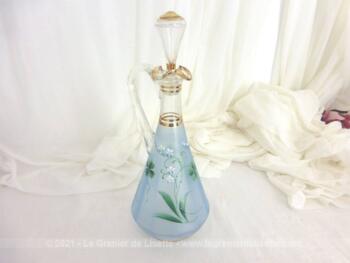 Peinte à la main, voici une ravissante carafe avec des dessins de trèfles à 4 feuilles sur fond bleu mat avec des dorures et son superbe bouchon.