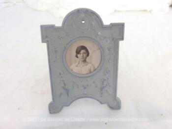 Voici un ancien porte montre-gousset revisité en cadre photo à la patine shabby gris gustavien avec le portrait d'une jeune fille du début du XX°.