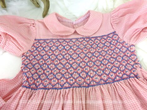 Voici une adorable robe fait main tout en vichy rose avec smocks devant et derrière et correspondant à peu près à une taille de 6 ans.