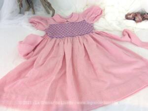 Voici une adorable robe fait main tout en vichy rose avec smocks devant et derrière et correspondant à peu près à une taille de 6 ans.