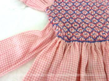 Voici une adorable robe fait main tout en vichy rose avec smocks devant et derrière et correspondant à peu près à une taille de 6 ans.