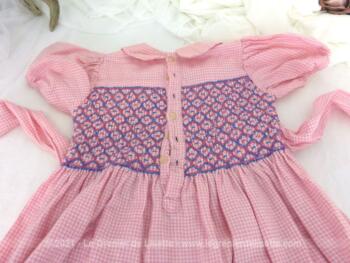 Voici une adorable robe fait main tout en vichy rose avec smocks devant et derrière et correspondant à peu près à une taille de 6 ans.