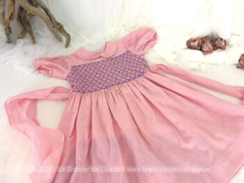 Voici une adorable robe fait main tout en vichy rose avec smocks devant et derrière et correspondant à peu près à une taille de 6 ans.