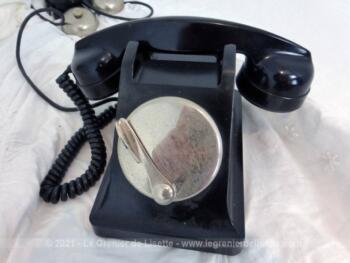 Voici un ancien téléphone en bakélite avec cadran à clapet et sa sonnette. Du pur vintage !