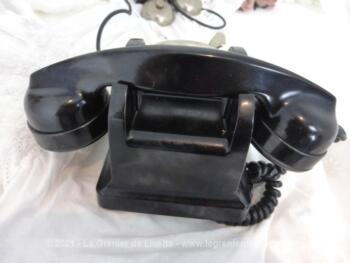 Voici un ancien téléphone en bakélite avec cadran à clapet et sa sonnette. Du pur vintage !
