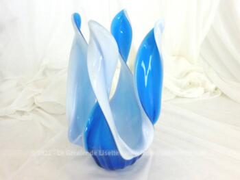 Superbe décoration en verre soufflé à la main de couleur bleu lagon et blanc en forme de 4 flammes virevoltant au vent. Pièce unique.
