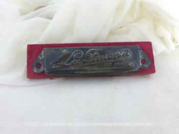 Voici un petit harmonica en bois et métal de la marque déposée La Fauvette avec 8 trous.