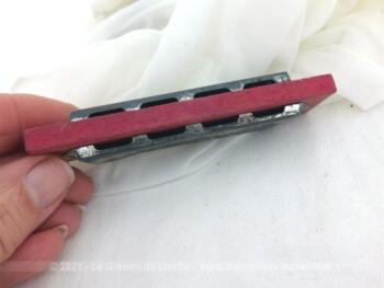 Voici un petit harmonica en bois et métal de la marque déposée La Fauvette avec 8 trous.