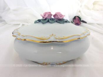 Adorable bonbonnière en porcelaine avec dorures et décorée de fleurs roses en relief avec signature d'une couronne.
