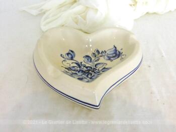 Adorable cendrier en forme de coeur en céramique 15 x 15.5 x 4.5 cm avec des décorations bleues peintes à la main pour une tendance shabby.