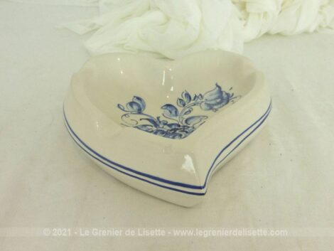 Adorable cendrier en forme de coeur en céramique 15 x 15.5 x 4.5 cm avec des décorations bleues peintes à la main pour une tendance shabby.