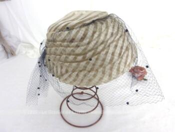 Voici un ancien chapeau en forme de toque réalisé par différents plis pour former des étages et décoré d'une voilette noire à pois velours. Fait main.