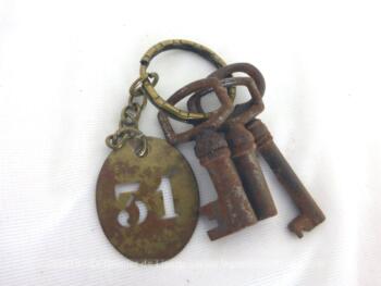 Trois anciennes petites clés anciennes patinées par le temps et accompagnées d'une plaque ovale en laiton gravée du numéro 31 mesurent de 3.5 cm à 4.5 cm de long.
