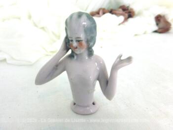 Ancien petit buste de figurine de marquise en porcelaine allemande numérotée à habiller pour décorer boite ou poudrier.