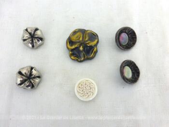 Voici un lot de 6 boutons, 2 paires et 2 boutons différents, dont le charme et le détail les font comparaitre à des bijoux.