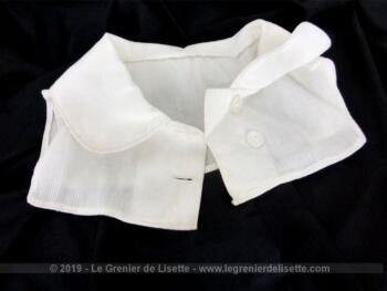 Voici une ancienne guimpe ou plastron fait main en coton côtelé pour jeune fille ou petit tour de cou.